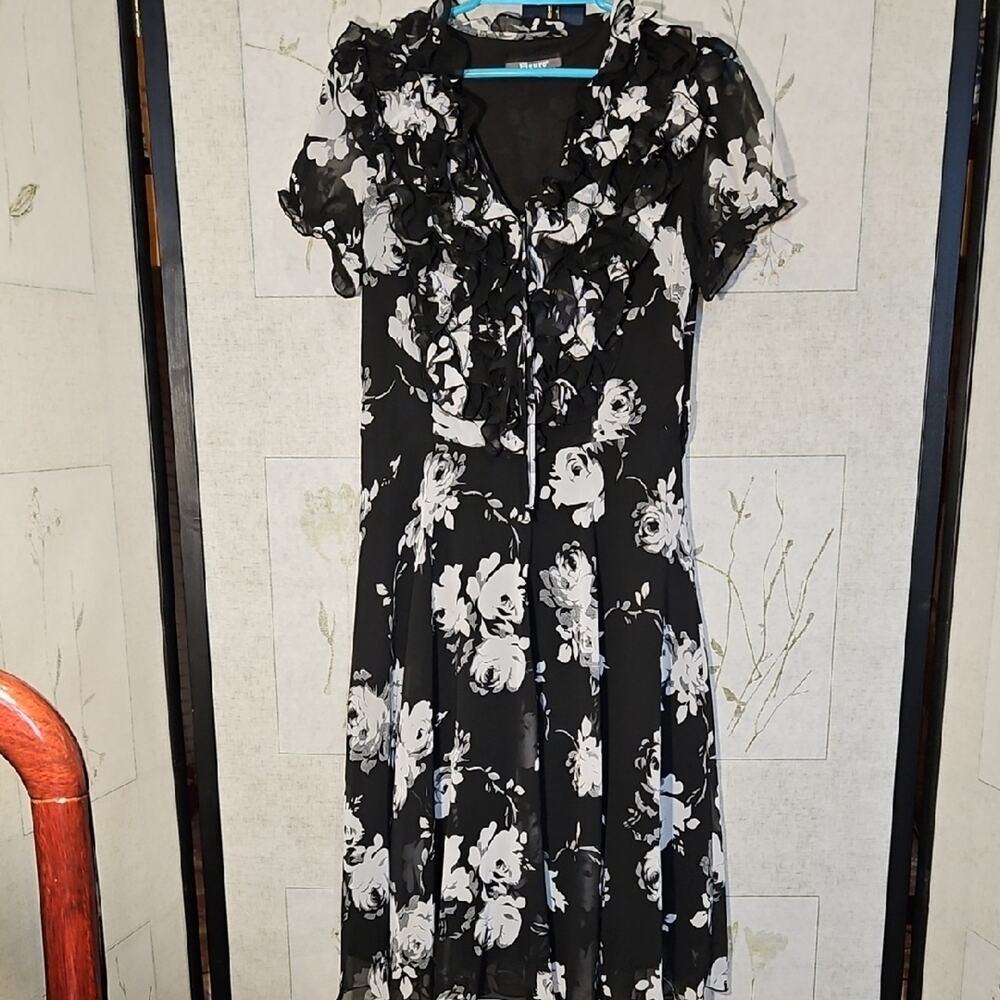 Black and White Midi A-line Dress with Puff Sleeves and V-neck